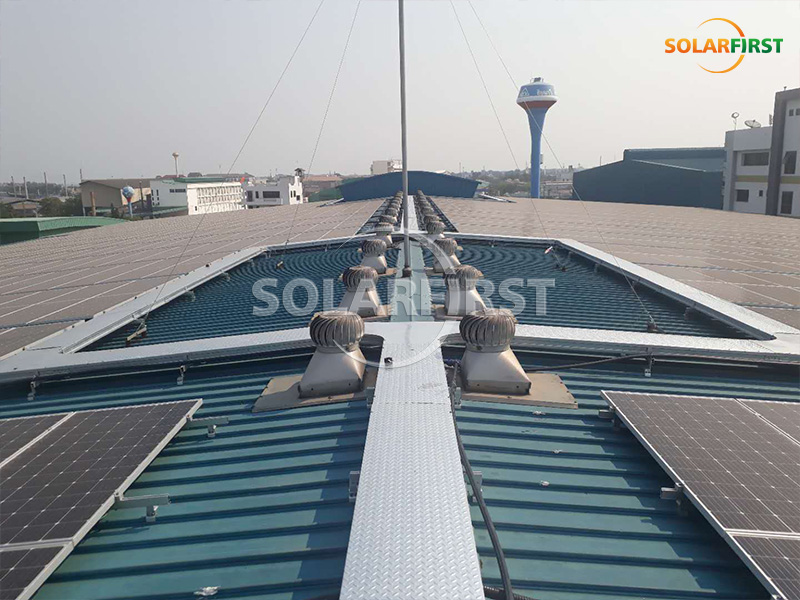 Installation d'un toit en tuiles métalliques de 1,8 MWc en Thaïlande