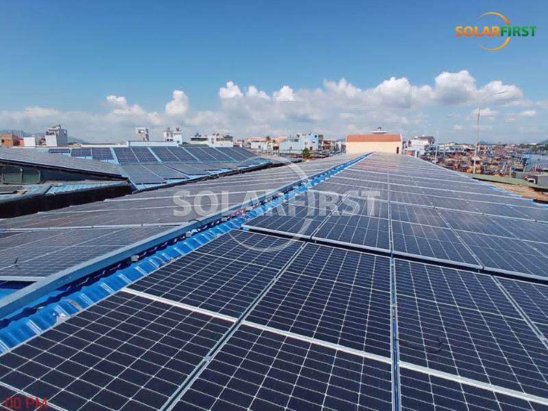 Montage d'un toit en tuiles métalliques de 4 MWc au Vietnam