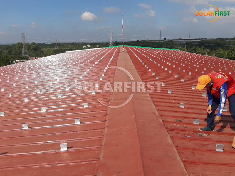 Montage d'un toit en tuiles métalliques de 6 MWc au Vietnam