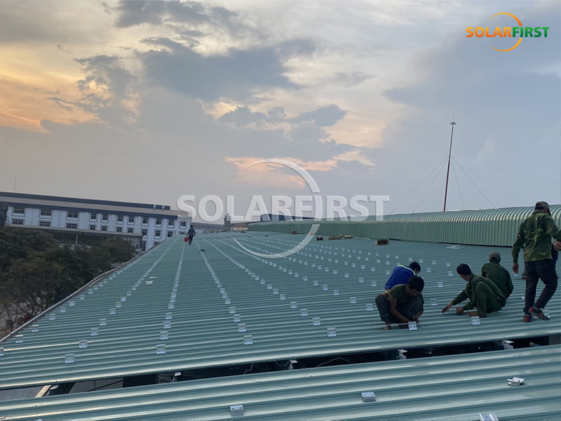 Installation d'un toit en tuiles métalliques de 15 MWc au Vietnam