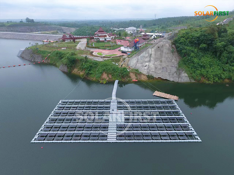 Centrale photovoltaïque flottante de 68 kWc en Indonésie