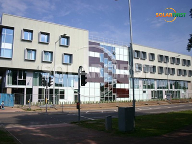 Mur-rideau BIPV de 120 kWc au Royaume-Uni