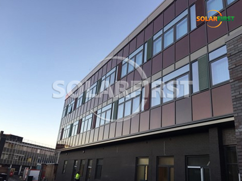 Mur-rideau BIPV de 260 kWc au Royaume-Uni