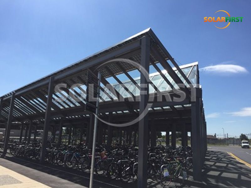 Abri à vélos BIPV de 325 m² à la gare de Cambridge Nord, Royaume-Uni