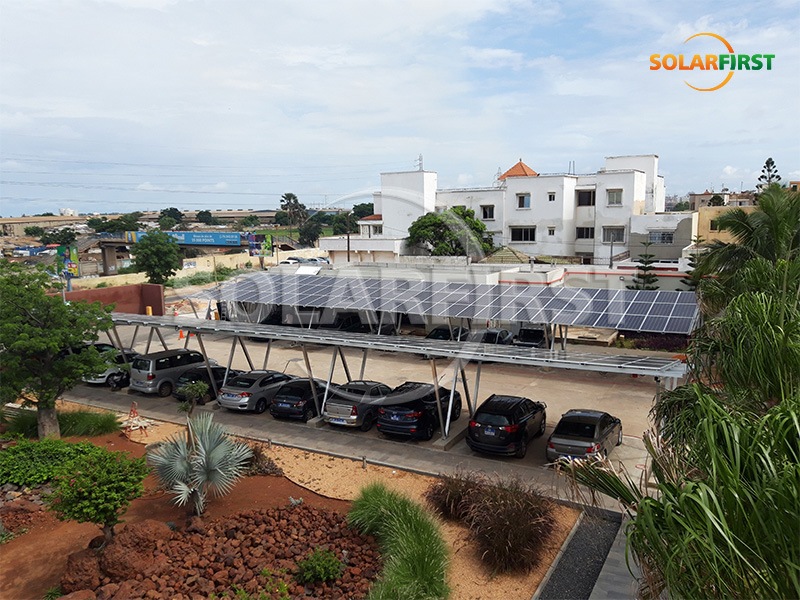 Solution d'abri de voiture photovoltaïque en alliage d'aluminium de 120 kWc au Sénégal