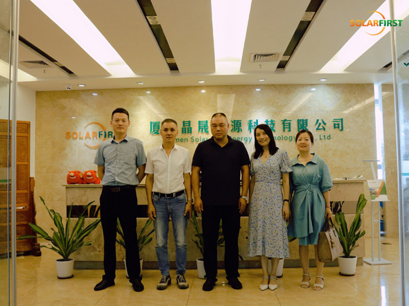 Collaboration stratégique sur l'innovation BIPV : Xinyi Glass visite Solar First Group