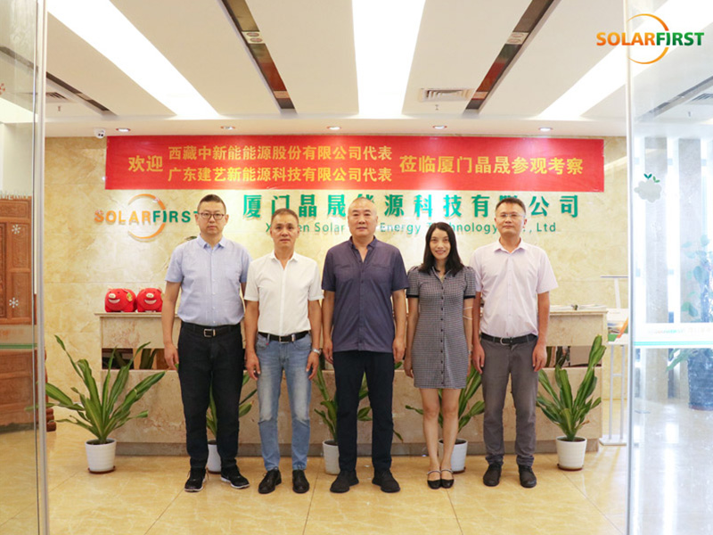 Synergie stratégique dans l'innovation solaire : Jianyi, province du Guangdong, et Zhong Xin Neng, province du Tibet, visitent Solar First Group