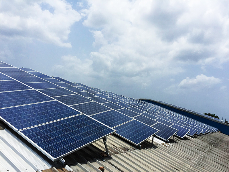 Supports de toit : pieds métalliques réglables pour un montage solaire optimisé
