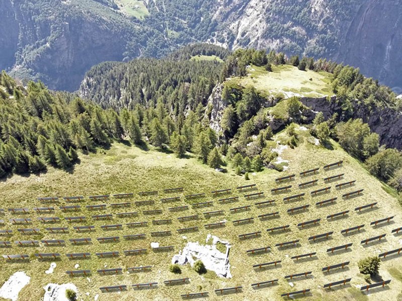 La construction de centrales solaires dans les Alpes suisses continue de progresser, mais des controverses persistent