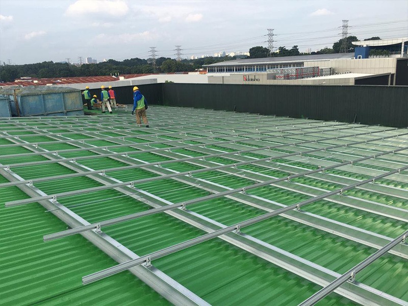 Installation de panneaux solaires sur des toits métalliques : des avantages et des considérations importants coexistent