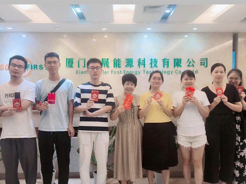 Jouez pour la chance et célébrez la fête de la mi-automne : Xiamen Solar First Energy Company organise avec succès un événement de jeu de gâteaux de lune.