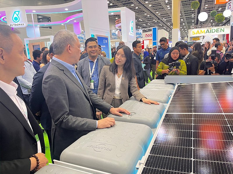 Le ministre malaisien de l'Énergie visite le stand de Solar First à l'IGEM et au CETA 2024