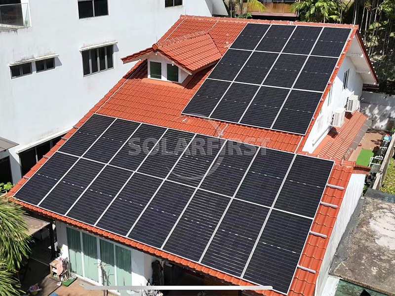 Installation de panneaux solaires photovoltaïques de 45 kWc sur toiture à Singapour